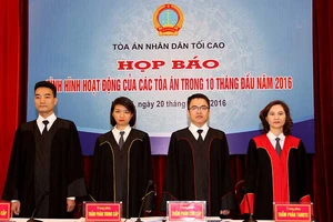 Ngày đầu tiên thẩm phán TAND Tối cao mặc áo thụng