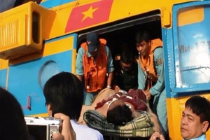 Trực thăng đưa ngư dân từ Trường Sa về đất liền cấp cứu
