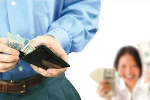 Nắm giữ hết ví của chồng cũng là bạo lực gia đình