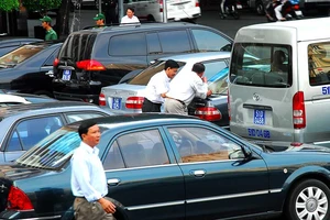 Nóng chuyện xe công, trụ sở, SIM số đẹp...