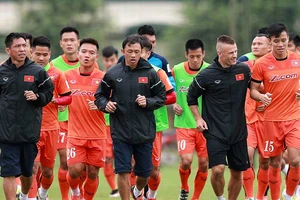 HLV Hữu Thắng sắp loại 4 cầu thủ