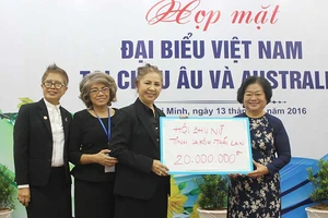 Kiều bào đóng góp cho ngư dân và chiến sĩ 