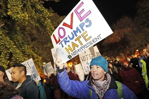 Biểu tình phản đối ông Trump vẫn tiếp diễn