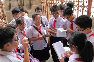 Cô trò lặng người với trò chơi "một người năm ngón tay"