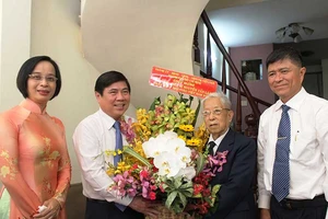 Lãnh đạo TP.HCM chúc mừng các nhà giáo