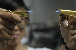 Vô tư mua bán hộp quẹt hình súng