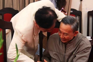 Phú ‘chọi trâu’ in sách chống tham nhũng