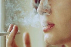 Phụ nữ VN mắc ung thư phổi cao do hút thuốc thụ động