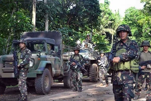 Quân đội truy tìm 6 thuyền viên Việt Nam bị tấn công