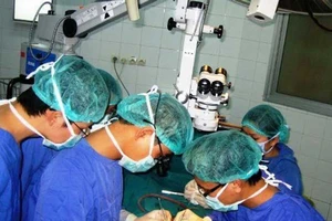 Nối thành công dương vật và 2 tinh hoàn bị đứt rời