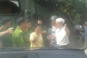 Cưỡng chế xong, xe chấp hành viên bị chặn 