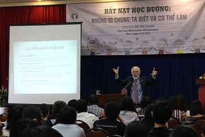 Giáo sư nước ngoài chỉ cách trị bắt nạt học đường