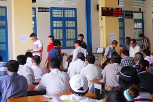 Ai chịu trách nhiệm khi bắt dân đổi bằng lái? 