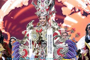 Khả Trang giành giải ‘Trang phục dân tộc đẹp nhất’