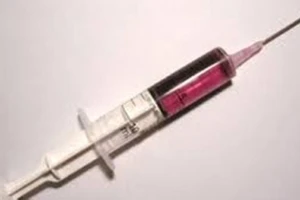 Nữ giám đốc thuê người truyền HIV cho con tình địch 