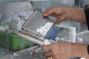 Đã nhiễm HIV lại còn kháng thuốc 