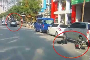 Nghi ô tô cố tình tông xe máy trên đường