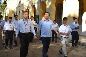 Đặt hàng ĐH Sài Gòn xử lý rác y tế