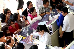 Giá vàng, USD nhảy múa vì tin đồn nhảm