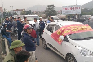 Được hỗ trợ giá vé, người dân vẫn chặn cầu Bến Thủy 