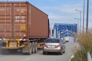 Làm cảng cạn để cứu nguy đường bộ