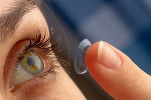 Nguy cơ bị mù vì làm đẹp bằng kính áp tròng