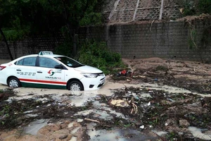 Mưa lũ, lở đá, sập nhà, tê liệt đường tàu