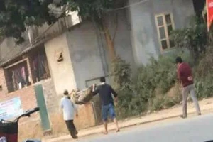 Tự khiêng bệnh nhân HIV tử vong về nhà