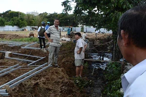 Công ty lấp mương, người dân khóc ròng