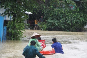 Lũ dữ cuối năm: Miền Trung điêu đứng!