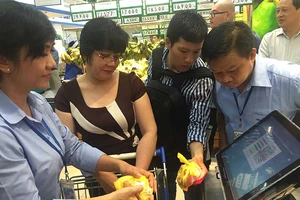 Người Sài Gòn hào hứng mua thịt heo bằng điện thoại