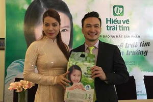 Trương Ngọc Ánh đi bán gạo giúp trẻ em nghèo 