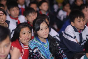 Những chiếc dép tổ ong trong phòng chiếu phim