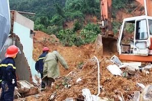 Lở núi kinh hoàng ở Nha Trang, 4 người chết
