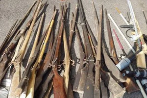 Dân mang nộp hàng chục khẩu súng 