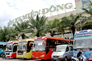 Vé xe bến ế ẩm, bên ngoài khách bị ‘chém’