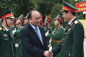 Thủ tướng thăm lữđoàn bảo vệ tuyến đảo Đông Bắc Tổ quốc