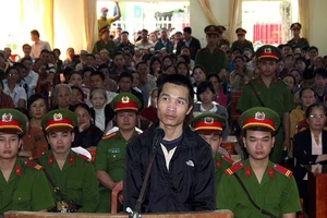 Giết 3 người, ra tòa vẫn bình thản 