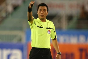 Nỗi niềm trọng tài FIFA tự treo còi