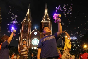 Cả nước đón Giáng sinh vui tươi, đầm ấm