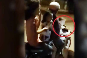 Giao tay lái cho trẻ con: Người lớn như… mất não!