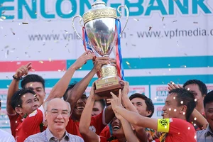 Bóng đá TP.HCM có bị đổi màu vì tiền?