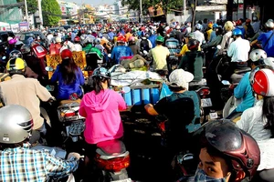 Ùn tắc, kẹt xe - giàu nghèo đều khóc