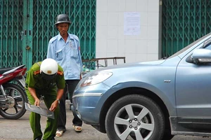 Không dễ khóa bánh ô tô đậu tràn lan