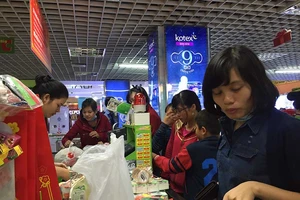 Chợ vắng, TTTM nô nức khách mua sắm