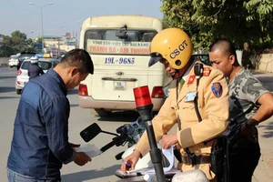 CSGT hóa trang xử xe khách nhồi nhét