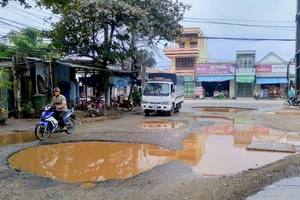 Đường nát như tương, dân vẫn phải cắn răng đi