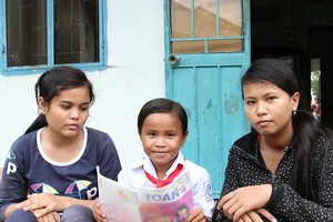 3 chị em Raglai mồ côi nuôi nhau