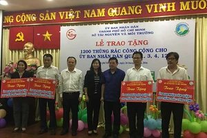 Tặng 1.200 thùng rác để giữ vệ sinh môi trường