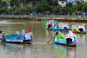 Phải chặn việc ném đá du khách trên kênh Nhiêu Lộc